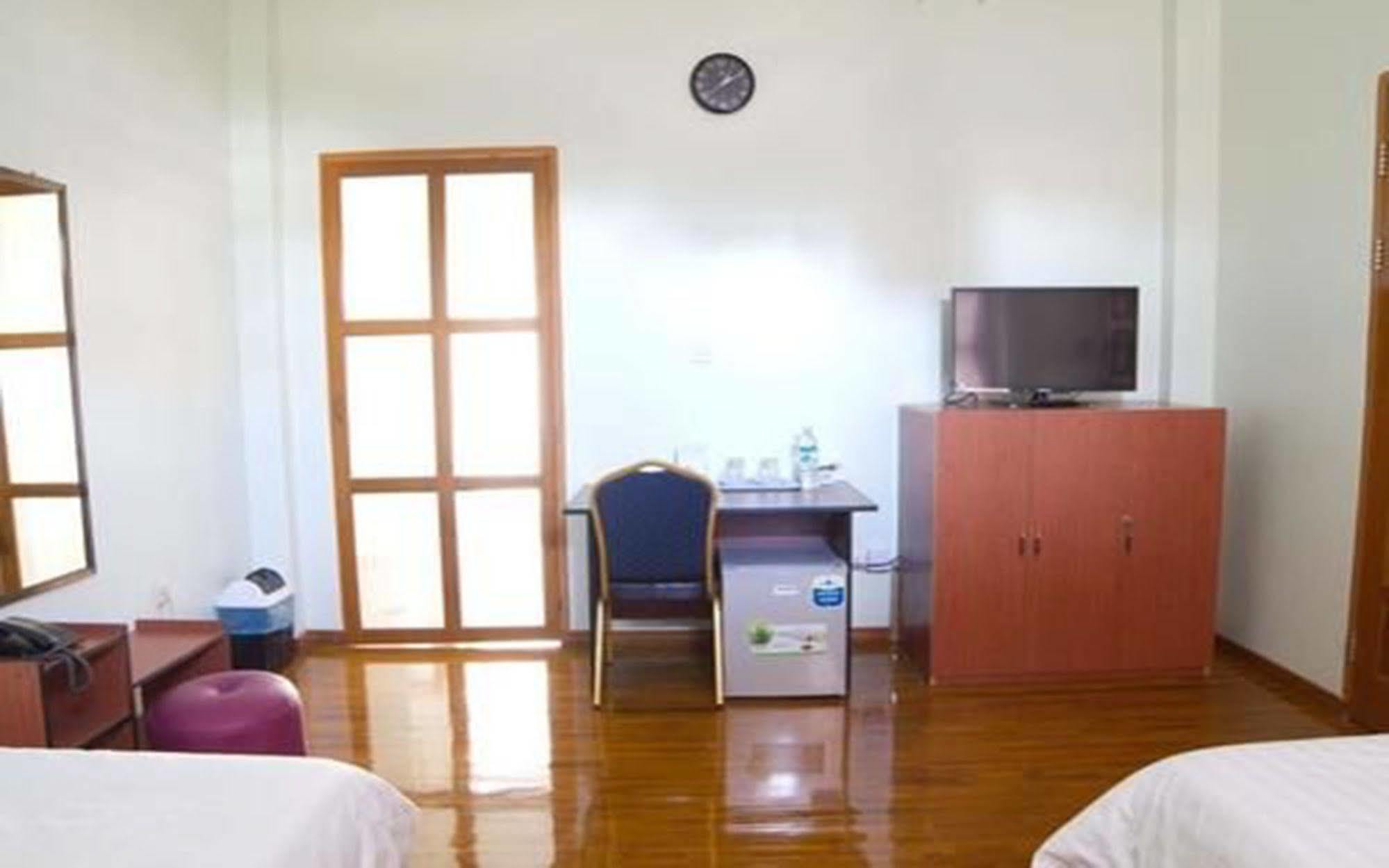 Majesty Hotel Yangon Exterior photo